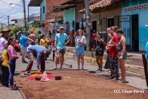Alfombras Pasionarias: Arte que brota de las manos de un Pueblo de Fé, un Pueblo Cristiano