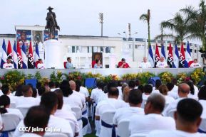 Presidente Daniel Ortega y Compañera Rosario Murillo entregan buses rusos a transportistas