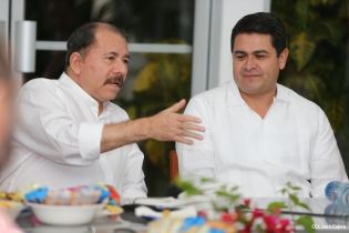 Daniel y Rosario se reúnen con presidente de Honduras