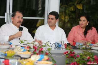 Daniel y Rosario se reúnen con presidente de Honduras