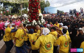 Feligreses acompañan a Santo Domingo de Guzmán rumbo a su morada en Las Sierritas