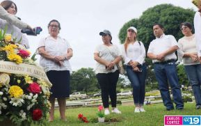 Familias nicaragüenses visitan a sus files difuntos en los distintos cementerios del país