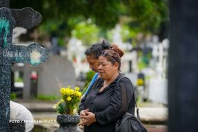 Familias nicaragüenses visitan a sus files difuntos en los distintos cementerios del país