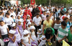 Comunidad Los Ladinos recibe jubilosa a Cardenal Leopoldo Brenes