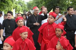 Comunidad Los Ladinos recibe jubilosa a Cardenal Leopoldo Brenes