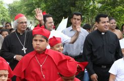 Comunidad Los Ladinos recibe jubilosa a Cardenal Leopoldo Brenes