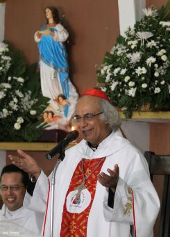 Comunidad Los Ladinos recibe jubilosa a Cardenal Leopoldo Brenes