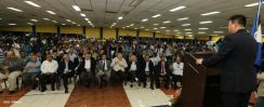 Wang Jing sostiene intercambio con comunidad universitaria