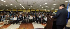 Wang Jing sostiene intercambio con comunidad universitaria