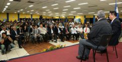 Wang Jing sostiene intercambio con comunidad universitaria