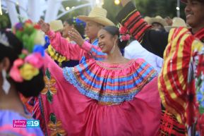 Gran Baile del Huipil en la Plaza Soberanía en Managua