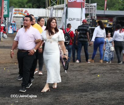 Familias de Managua disfrutan de la Feria Ganadera Navidad 2025