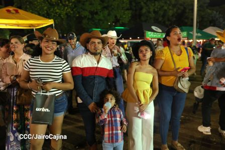 Familias de Managua disfrutan de la Feria Ganadera Navidad 2025