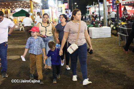 Familias de Managua disfrutan de la Feria Ganadera Navidad 2025