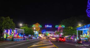 Inauguración de altares en honor a la Inmaculada Concepción de María en la Avenida de Bolívar a Chávez