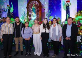 Inauguración de altares en honor a la Inmaculada Concepción de María en la Avenida de Bolívar a Chávez