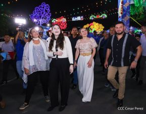 Inauguración de altares en honor a la Inmaculada Concepción de María en la Avenida de Bolívar a Chávez