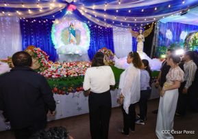 Inauguración de altares en honor a la Inmaculada Concepción de María en la Avenida de Bolívar a Chávez