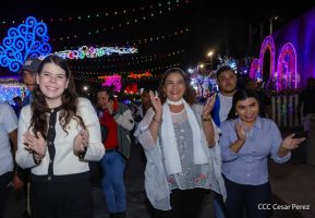 Inauguración de altares en honor a la Inmaculada Concepción de María en la Avenida de Bolívar a Chávez