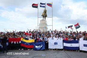 Jóvenes nicaragüenses rinden homenaje a Simón Bolívar con caminata y concierto en Managua