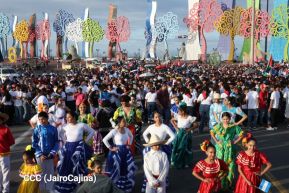 Jóvenes nicaragüenses rinden homenaje a Simón Bolívar con caminata y concierto en Managua