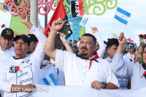 Jóvenes nicaragüenses rinden homenaje a Simón Bolívar con caminata y concierto en Managua