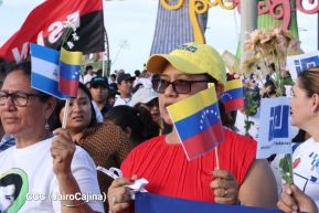 Jóvenes nicaragüenses rinden homenaje a Simón Bolívar con caminata y concierto en Managua