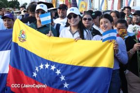 Jóvenes nicaragüenses rinden homenaje a Simón Bolívar con caminata y concierto en Managua