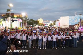 Jóvenes nicaragüenses rinden homenaje a Simón Bolívar con caminata y concierto en Managua