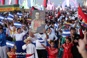 Jóvenes nicaragüenses rinden homenaje a Simón Bolívar con caminata y concierto en Managua