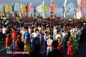 Jóvenes nicaragüenses rinden homenaje a Simón Bolívar con caminata y concierto en Managua