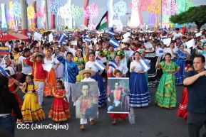Jóvenes nicaragüenses rinden homenaje a Simón Bolívar con caminata y concierto en Managua