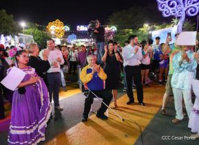 Jóvenes nicaragüenses rinden homenaje a Simón Bolívar con caminata y concierto en Managua