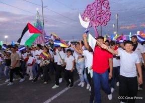 Jóvenes nicaragüenses rinden homenaje a Simón Bolívar con caminata y concierto en Managua