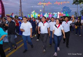 Jóvenes nicaragüenses rinden homenaje a Simón Bolívar con caminata y concierto en Managua