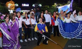 Jóvenes nicaragüenses rinden homenaje a Simón Bolívar con caminata y concierto en Managua