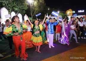 Jóvenes nicaragüenses rinden homenaje a Simón Bolívar con caminata y concierto en Managua