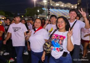 Jóvenes nicaragüenses rinden homenaje a Simón Bolívar con caminata y concierto en Managua