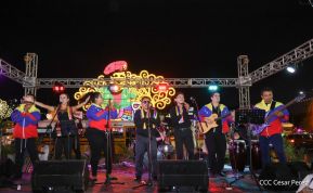 Jóvenes nicaragüenses rinden homenaje a Simón Bolívar con caminata y concierto en Managua