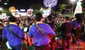 Jóvenes nicaragüenses rinden homenaje a Simón Bolívar con caminata y concierto en Managua