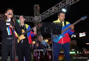 Jóvenes nicaragüenses rinden homenaje a Simón Bolívar con caminata y concierto en Managua