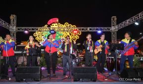 Jóvenes nicaragüenses rinden homenaje a Simón Bolívar con caminata y concierto en Managua