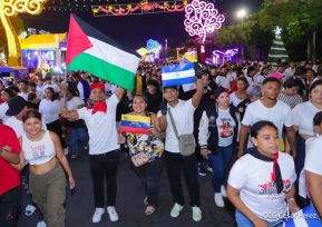 Jóvenes nicaragüenses rinden homenaje a Simón Bolívar con caminata y concierto en Managua