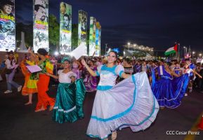 Jóvenes nicaragüenses rinden homenaje a Simón Bolívar con caminata y concierto en Managua