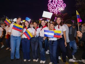 Jóvenes nicaragüenses rinden homenaje a Simón Bolívar con caminata y concierto en Managua