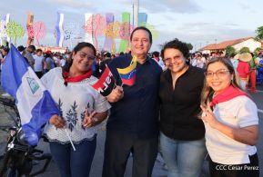 Jóvenes nicaragüenses rinden homenaje a Simón Bolívar con caminata y concierto en Managua