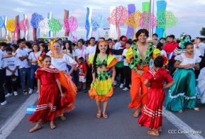 Jóvenes nicaragüenses rinden homenaje a Simón Bolívar con caminata y concierto en Managua