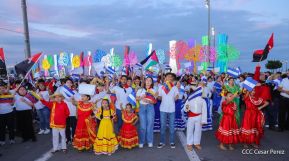 Jóvenes nicaragüenses rinden homenaje a Simón Bolívar con caminata y concierto en Managua