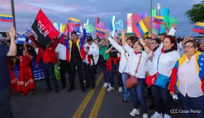 Jóvenes nicaragüenses rinden homenaje a Simón Bolívar con caminata y concierto en Managua