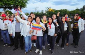 Jóvenes nicaragüenses rinden homenaje a Simón Bolívar con caminata y concierto en Managua